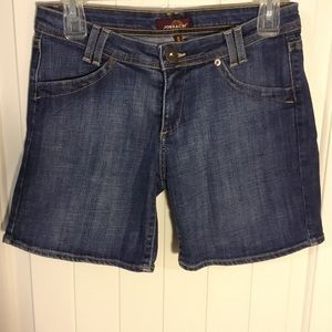 Jordache Jeans Shorts Medium Wash Size 27 / 4